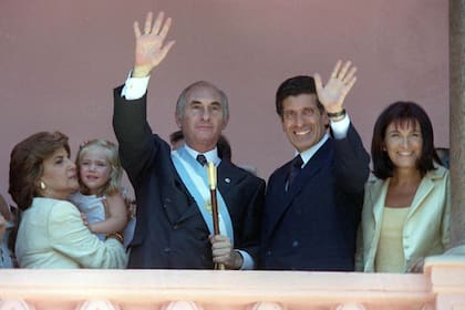 Saludo en el balcón junto al vicepresidente Carlos Chacho Alvarez