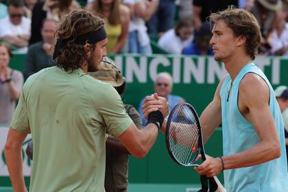 Saludo entre dos figuras de la nueva generación: Tsitsipas y Zverev; esta vez el griego fue muy superior.