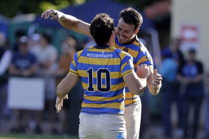 Saludo feliz entre Santiago Fernández y Martín Cancelliere: el wing acaba de conseguir el try que establece una ventaja de 20 tantos para Hindú, que el apertura ampliará a 22, a inicios de la mitad final.