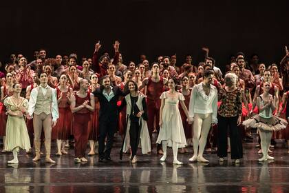 Saludo final, con todos los elencos en escena; en el centro, Karina Olmedo y Nahuel Prozzi, Leonardo Reale, Gabriela Alberti e Iñaki Urlezaga