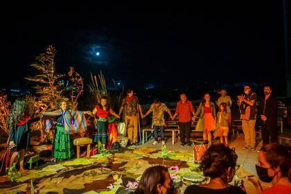 Saludo final de Resiliencia con la noche como testigo de esta acción perfomática que se presenta en el marco del FIBA, que culmina el domingo