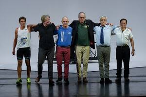 Saludo final del elenco de Campo minado, la propuesta de Lola Arias en la que mezclan relatos de veteranos de Malvinas, en su tercera temporada en Buenos Aires