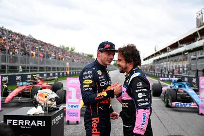 Saludos de campeones en Montreal: Max Verstappen (Red Bull Racing) y Fernando Alonso (Alpine), tras la qualy del Gran Premio de Canadá