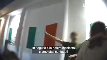 Saludos fascistas de la Juventud de Hermanos de Italia