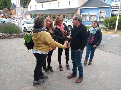 Saludos. Turistas argentinas reconocen a Markic en una caminata por el centro de El Calafate.