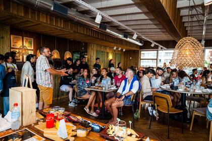 Salva en plena explicación acerca de las características de los quesos.