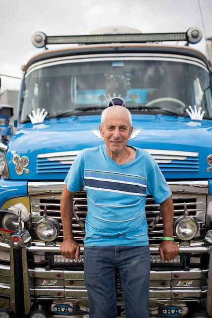 Salvador (67) Es de Quilmes. ¿Qué auto tenés? “Mercedes Benz 1114, de 1980. Lo restauré todo, es una pasión por los fierros. Me gusta todo”.