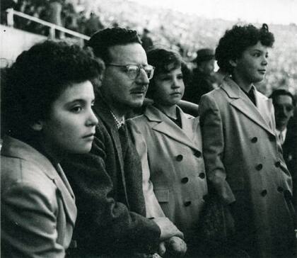 Salvador Allende, con sus hijas en el Estadio Nacional alrededor de 1950: Carmen Paz (a su derecha), Isabel (a su izquierda) y Beatriz.