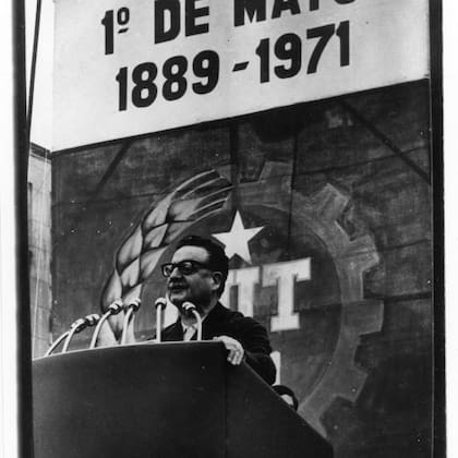 Salvador Allende da un discurso en el día del trabajador