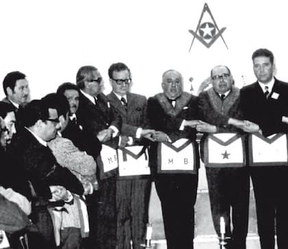 Salvador Allende en ceremonia masónica en 1968