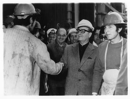 Salvador Allende en un encuentro con trabajadores de la mina "El teniente"