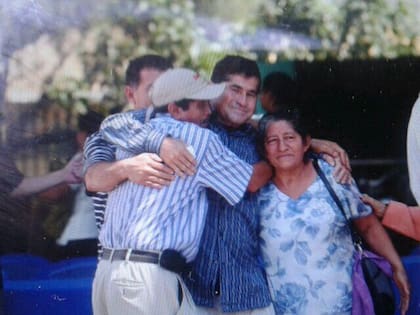 Salvador Alvarenga junto con su familia