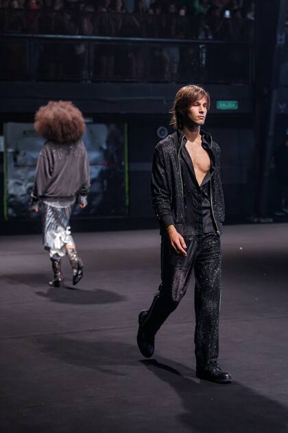 Salvador Camisani, de 19 años, es el segundo de los cinco hijos de la pareja de modelos y el primero que decidió dedicarse a la moda. Participó del desfile de Kosiuko en el estadio Obras que marcó cierre de la edición FW23 de BafWeek.