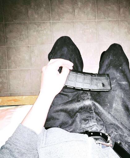 Salvador Ramos sostiene munición para dos rifles estilo AR-15