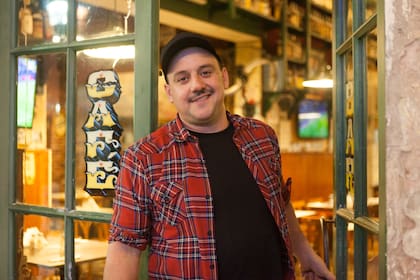 Salvador Sabatella reinauguró el bar que había sido de su papá y de su tío.