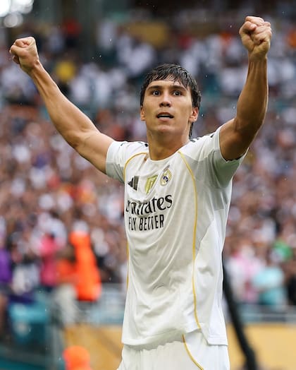 Salvador sorpresivo del Real Madrid de las estrellas, Gonzalo García va haciendo su camino en la Casa Blanca desde la cantera; es ambidiestro, veloz, tácticamente inteligente y goleador.