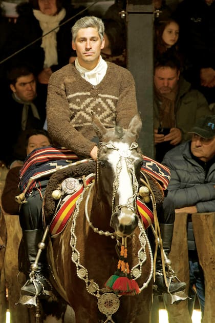 Salvador Ulloa monta uno de los ejemplares de cría Lavinia, muy empilchado
