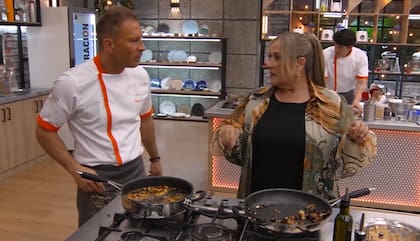 Salvador Zerboni se avergüenza al ser descubierto por la Chef Betty Vázquez (Telemundo)
