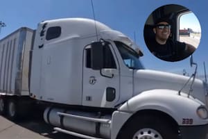 Salvadoreño regresa a su país y lleva sus cosas desde California en un trailer