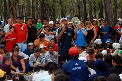 Salvatierra, hablando ante una asamblea de vecinos