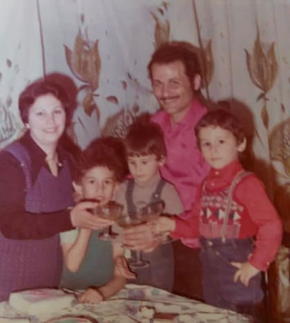 Salvatore (al lado de su mamma María) en su pueblo