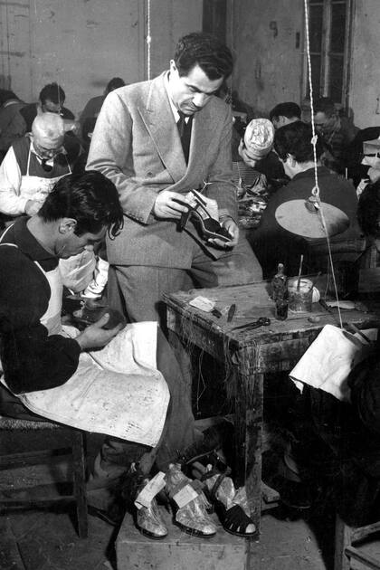 Salvatore Ferragamo en su taller