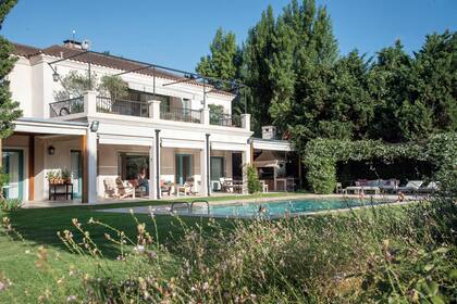 Salvias, gauras, sedums, margaritas, perovskias, erigerones, lavandas y rosas aportan sus toques de color y soltura al diseño