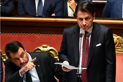 Salvini gesticula mientras Conte habla en el Senado
