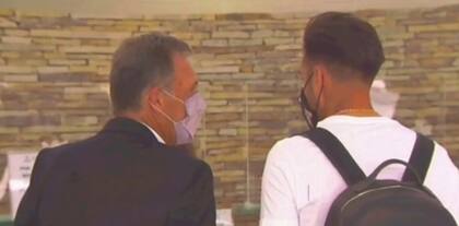 Salvio junto a Miguel Russo, al momento de ingresar a la clínica donde lo operaron