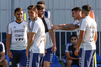 Salvio, Lo Celso, Ansaldi, Pavón y Acuña, en el entrenamiento que realizaron los jugadores que no fueron titulares en el triunfo ante Nigeria