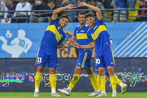 Salvio y el protagonista festejan el gol de Zeballos ante Barcelona por la Maradona Cup