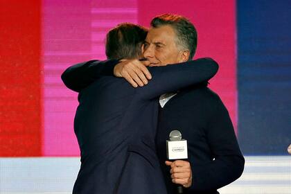 El abrazo de Mauricio Macri con Miguel Pichetto