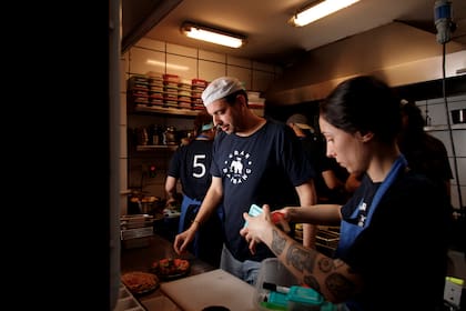 Salvo la leche de coco, el tamarindo y algunas especies, la totalidad de los ingredientes que se usan en Gran Dabbang son argentinos.