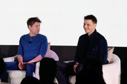 Sam Altman, CEO de OpenAI (izq.) y fundador de Tools for Humanity, la compañía que dirige Alex Blania (der.)