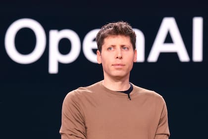 Sam Altman, el CEO de OpenAI, en una reciente conferencia de Microsoft, la empresa que invirtió 10.000 millones de dólares en su compañía para tener acceso a su plataforma de inteligencia artificial generativa (Photo by Jason Redmond / AFP)