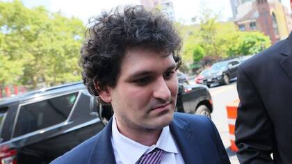 Sam Bankman-Fried, ex director ejecutivo de la empresa FTX, cumple una condena de 25 años por fraude con criptomonedas.