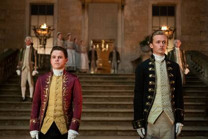 Sam Clemmett como el joven Brimsley en La reina Charlotte