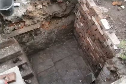 Sam estaba excavando cuando se topó con la antigua construcción