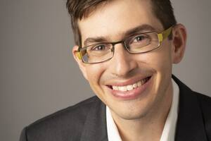 Sam Guzik: "El enfoque estratégico clave de las organizaciones de noticias debe ser construir relaciones directas con su audiencia. Independientemente del medio en el que opere un editor, esas conexiones son esenciales para difundir las noticias y generar flujos de ingresos sostenibles"