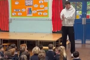 Uno de los héroes de un histórico triunfo en el fútbol inglés fue a dar clases y los chicos lo sorprendieron