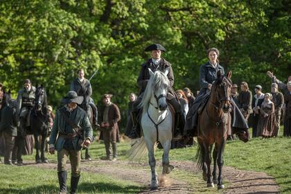 La minuciosa reconstrucción de Carolina del Norte en Glasgow incluye a los ejemplares de árboles que se ven en escena, aquí con Jamie y Claire más cerca de encontrarse en el "lado incorrecto" de la independencia de las colonias de Gran Bretaña