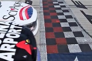 Así fue la electrizante definición en el NASCAR: ganó por 0,002 segundos de diferencia