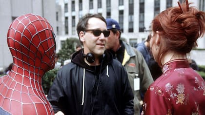 Sam Raimi (en el centro) junto a Spider-Man y Mary Jane