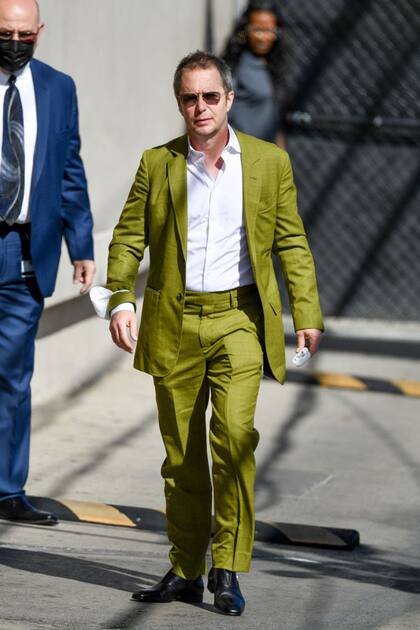 Sam Rockwell no quiso pasar desapercibido y se inclinó por un traje en color verde aceituna que combinó con gafas de sol