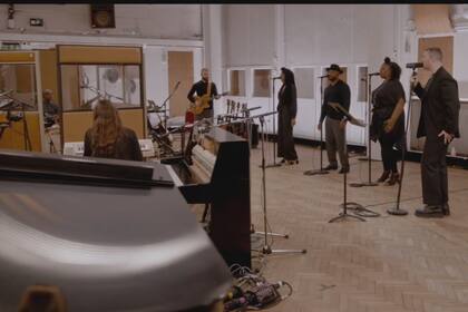 Sam Smith, en los estudios junto a su banda