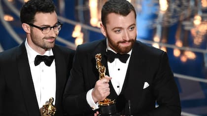 Sam Smith recibiendo el Oscar