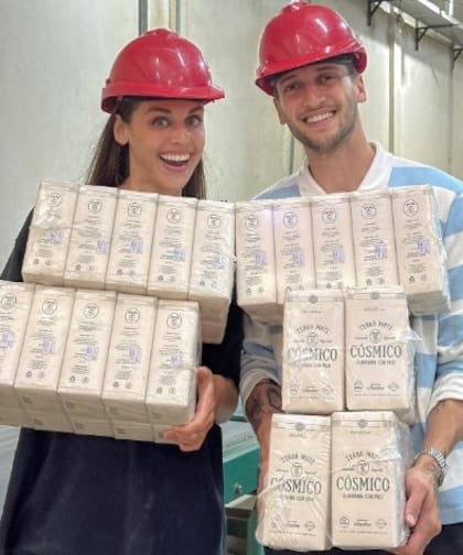 Sam y Hernán junto a su primera producción de yerba mate "Cósmico".