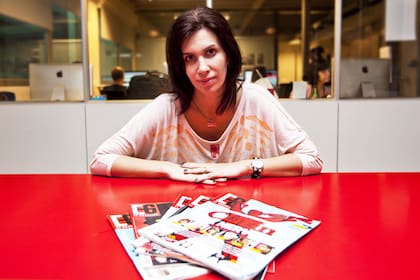 Samanta Farjat en la redacción de la revista El Guardián, en la que publica su columna