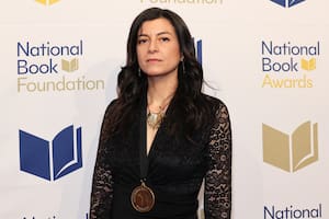 La argentina Samanta Schweblin ganó el National Book Award con los inquietantes cuentos de “Siete casas vacías”