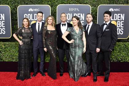 La familia, ¿unida? Samantha Bryant, Colin Hanks, Rita Wilson, Tom Hanks, Elizabeth Ann Hanks, Chet Hanks, y Truman Theodore Hanks en una entrega de los Globos de Oro